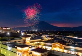 夜空に咲く大輪の花火と富士山の絶景