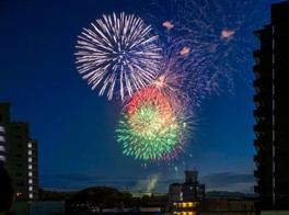 迫力ある花火が打ち上がる