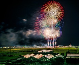 約4000発の色鮮やかな花火が夜空を彩り、迫力ある音響を体感できる※掲載写真は、2023年度田原まつり五町合同花火大会のものです