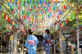 風鈴のトンネルで記念撮影ができる