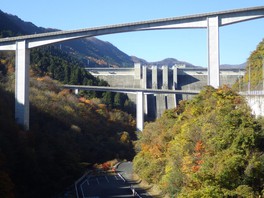 秩父の山々の紅葉と、滝沢ダム・ループ橋の組み合わせは絶景