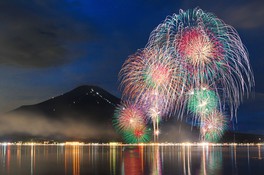 色とりどりの花火が夜空で一斉に花開くさまは必見
