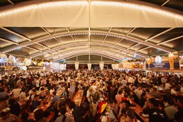 大型テントには事前予約席(平日60分1テーブル1500円、土日祝2500円)も用意されている