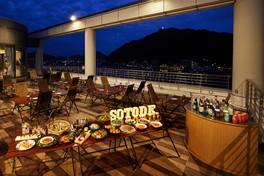夏の夜風を感じながら楽しめるナイトビアガーデン