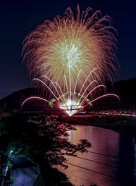 長良川の河畔で開催される花火大会 ※画像はイメージです
