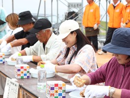 上位入賞者には毛ガニがもらえる毛ガニ早食い競争