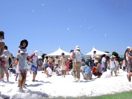 雪だるま作りなど自由に雪遊びを楽しめる