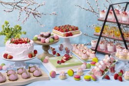 桜といちごをテーマにしたスイーツブッフェ