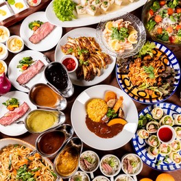 バラエティ豊かなエスニック料理が味わえる