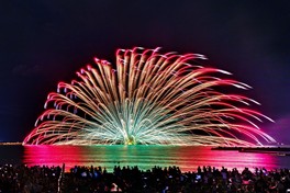 観客を包む色鮮やかな水中花火