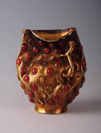 瑪瑙象嵌杯(めのうぞうがんはい)　5〜7世紀 1997年イリ市昭蘇県ボマ古墓出土　一級文物　高16.0cm