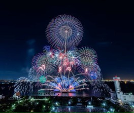 水上に咲く極彩の大輪と光の束