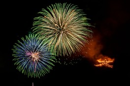 打ち上げ花火が幻想的な風景を生み出す