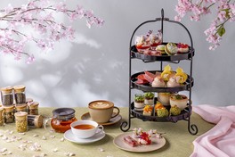 華やかな桜スイーツが並ぶ春ならではのアフタヌーンティーを楽しめる