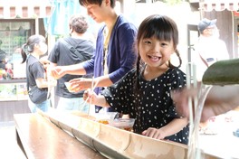 家族みんなで流しそうめんを楽しめる