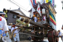 鉦(かね)や太鼓の囃子にあわせて山車を引く飾り山