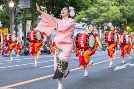 パレードの先頭ではミスさんさ踊りが華麗な踊りを披露