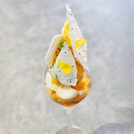 「カズベイク」トロピカルマンゴーとミストバレーのパフェ(2970円) ※各日50点限り、伊勢丹新宿店限定。画像はイメージ