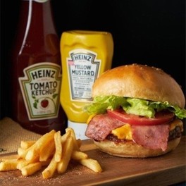 自家製バンズで作る「Wise Burger」のハンバーガー