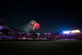 空を彩る大輪の花火がスタジアムを包む