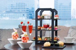 いちごをメインに、和の食材や春の味覚をフレンチの技法で仕上げたアフタヌーンティー