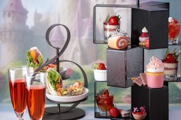 王国をモチーフにしたいちごスイーツが並ぶ