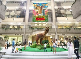 ランドマークプラザの1階「咆哮！恐竜ジャングル」では巨大ティラノサウルスと記念撮影も楽しめる