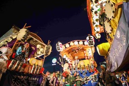 和太鼓の音色が響く山車共演は迫力満点
