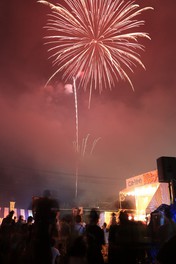 夜空一面に花開くスターマインは必見