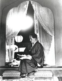 「華宵御殿」にて寝室の前でファンレターを読む華宵　1927年