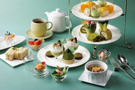 新緑を思わせる抹茶の深い緑が見た目にも美しいスイーツが並ぶ