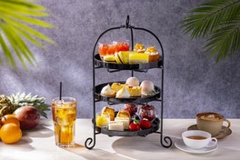 色鮮やかなスイーツが並ぶ夏ならではのトロピカルなアフタヌーンティー