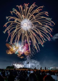 バラエティ豊かなプログラムで花火が打ち上がる