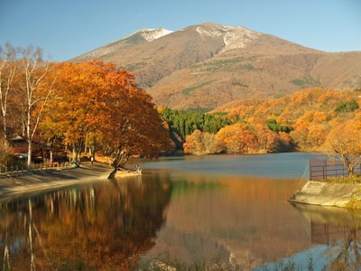 紅葉 見ごろ 長老湖 宮城県 の情報 ウォーカープラス