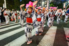 親子三代千葉おどりが披露される