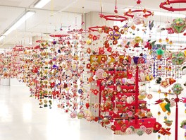 約200本のつり飾りが展示される