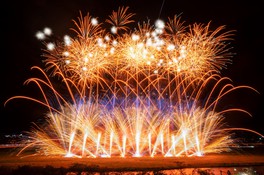 1万発の花火が笛吹の夜空を彩る