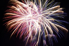 メッセージ花火など色鮮やかな花火が泰阜村の夜空を染める