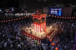 巨大なやぐらを中心に大勢の人が盆踊りを踊る