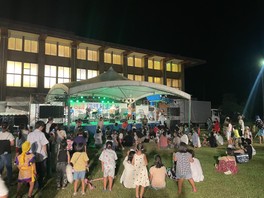ダンスやバンドなど地元サークルによるパフォーマンス
