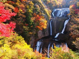 滝と紅葉のコラボレーションが見事