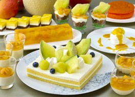 メロンとマンゴーを使ったスイーツがそろう