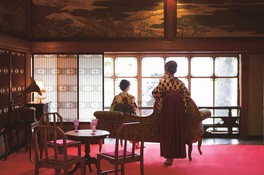 建築意匠に囲まれた文化財「百段階段」と大正ロマンによる唯一無二のコラボレーションを楽しめる