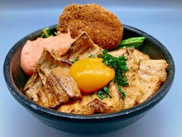 博多牛ホルモン丼と黒豚メンチカツ丼～明太子タルタルソースかけ～