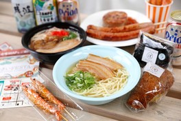 100店舗以上の屋台が並び、沖縄各地のご当地グルメや銘酒、スイーツなどが楽しめる