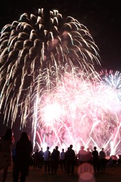 夜空を彩る迫力の大輪花火