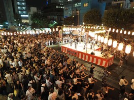 桜田会場で盆踊りが実施される