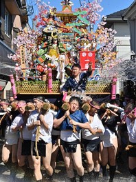 「喧嘩祭り」ともいわれる荒々しく勇壮な祭り