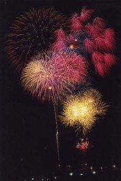 雄島から打ち上げられる鮮やかな花火が八峰町の夜空を彩る
