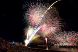 雄島から打ち上げられる鮮やかな花火が八峰町の夜空を彩る